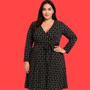 Effie's Heart Plus Sarah In My Way
Arrow Print Wrap Dress in EUC, 2X